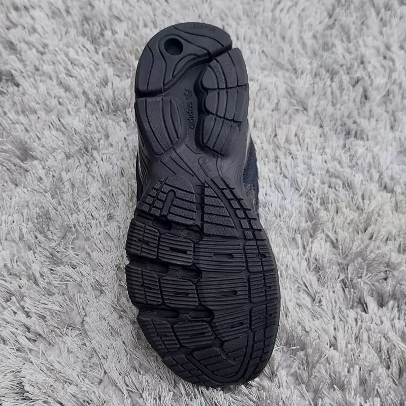 حذاء رياضي رجالي موديل أديداس كود G2894